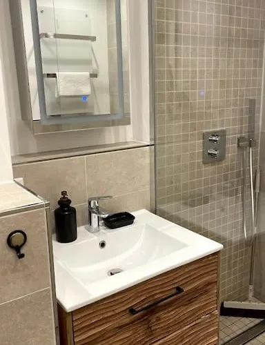 Zentrale Und Gemuetliche In * Neuss